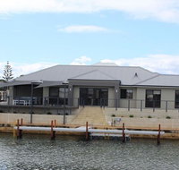 Port Bouvard Retreat - Large Family Friendly Canal Home with Private Jetty - Hotel WA