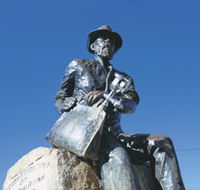 Paddy Hannans Statue - Hotel WA