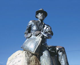 Paddy Hannans Statue - Hotel WA 0