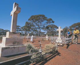 Old Pioneer Cemetery Coolgardie - Hotel WA 0