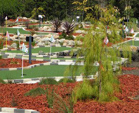18 Hole Mini Golf - Club Husky - Hotel WA 0