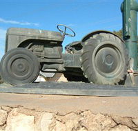 Ferguson Tractor Monument - Hotel WA