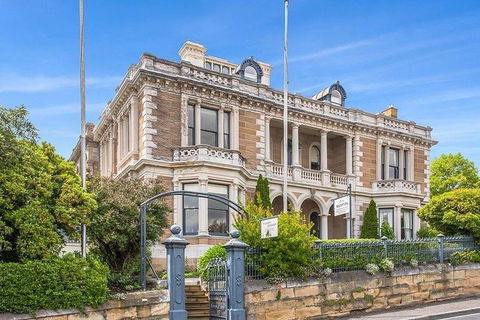 A Sommelier Guided Tour: Thursday Afternoon Wine Gin Cheese & Cocktails - Hotel WA 7