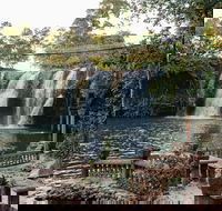 Mena Creek Falls - Hotel WA