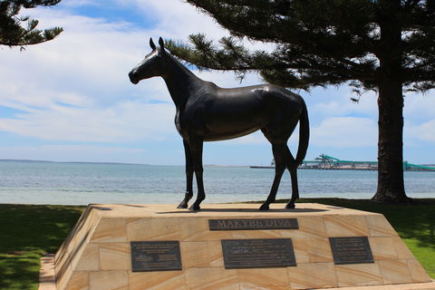 Makybe Diva Statue - Hotel WA 0