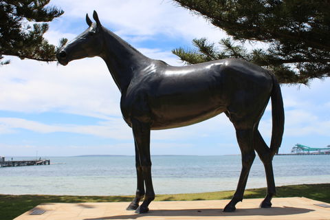 Makybe Diva Statue - Hotel WA 1