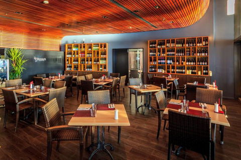 Dundee’s Restaurant On The Waterfront - Hotel WA 2