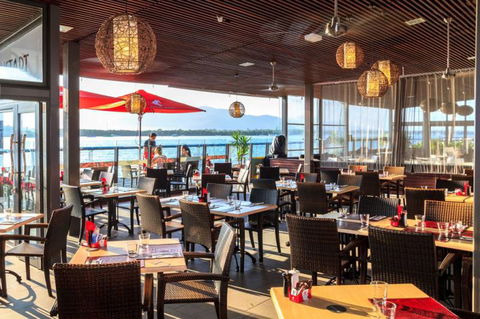 Dundee’s Restaurant On The Waterfront - Hotel WA 3