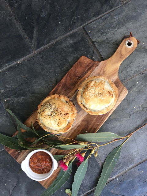 Aged Wine And Vintage Pies - Hotel WA 0