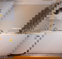 Lovely 5BR house walk to train and shops - Hotel WA