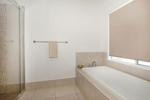 3 Bauhinia Crescent Marcoola PET FRIENDLY LINEN SUPPLIED 500 BOND - Hotel WA 2