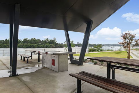 Peaceful Water Side Retreat With Huge Courtyard - Hotel WA 7