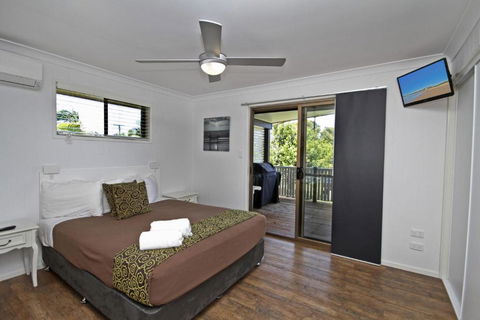 Red Door Beach House Marcoola Beach PET FRIENDLY FOXTEL WIFI 500 BOND Linen Supplied - Hotel WA 4