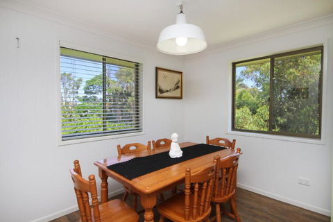 Red Door Beach House Marcoola Beach PET FRIENDLY FOXTEL WIFI 500 BOND Linen Supplied - Hotel WA 3