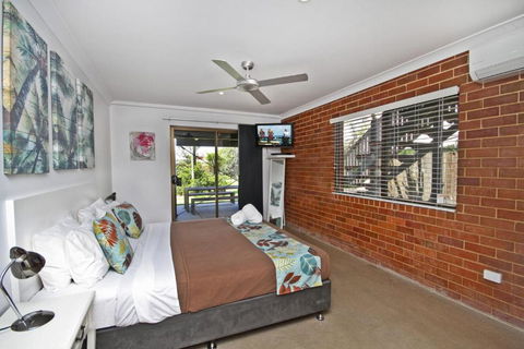 Red Door Beach House Marcoola Beach PET FRIENDLY FOXTEL WIFI 500 BOND Linen Supplied - Hotel WA 5