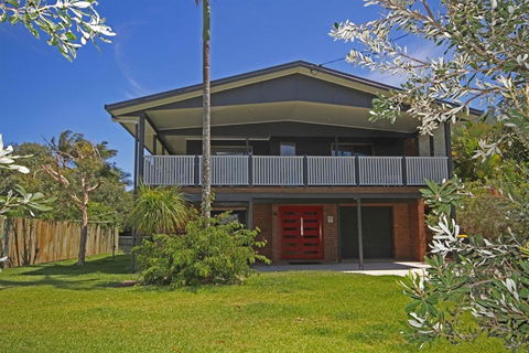 Red Door Beach House Marcoola Beach PET FRIENDLY FOXTEL WIFI 500 BOND Linen Supplied - Hotel WA 6