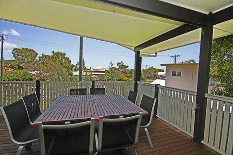 Red Door Beach House Marcoola Beach PET FRIENDLY FOXTEL WIFI 500 BOND Linen Supplied - Hotel WA 1