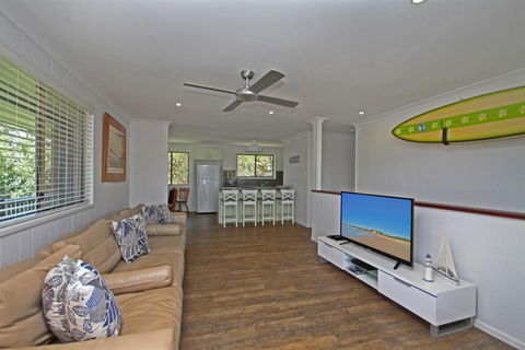 Red Door Beach House Marcoola Beach PET FRIENDLY FOXTEL WIFI 500 BOND Linen Supplied - Hotel WA 2