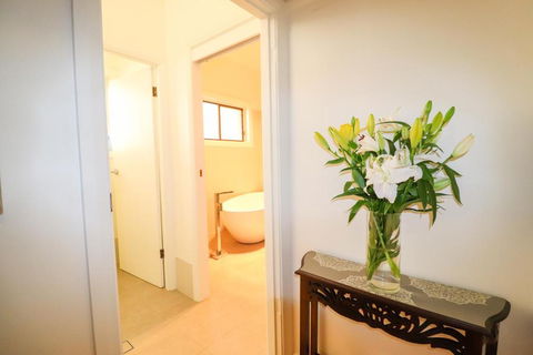 A Reflection On The Lake - Hotel WA 6