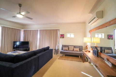 A Reflection On The Lake - Hotel WA 4