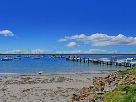 Crystal Blue Views Across The Bay - Hotel WA 3