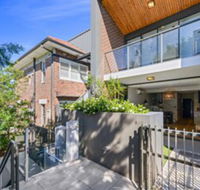 HomeHotel High End 3 Bedroom Terrace with Parking - Hotel WA