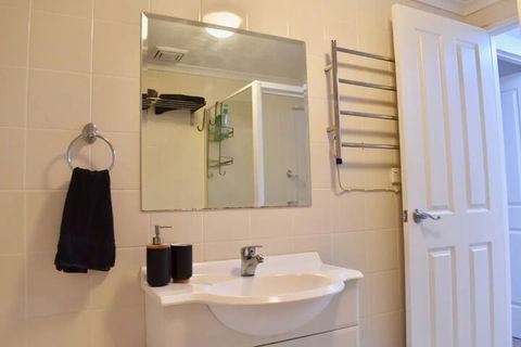 Quiet 1 Bedroom Flat In Concord - Hotel WA 5
