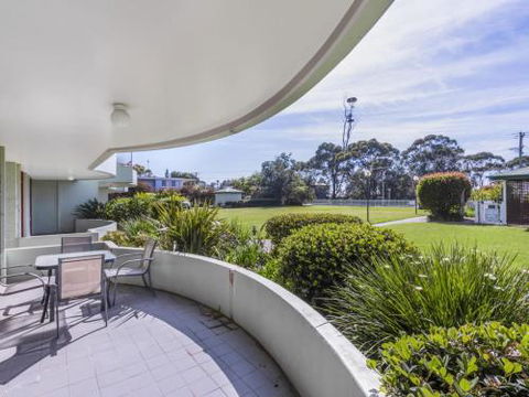 Mitchell Pde 2 / 1a Fathoms - Hotel WA 6