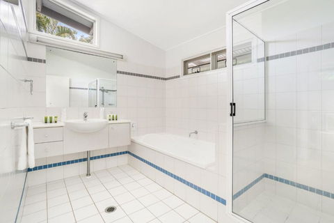 2 Satinwood Drive Rainbow Shores Executive Level Beach House Pool Walk To Beach - Hotel WA 1