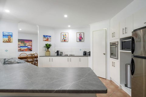 13 Orania Court Rainbow Shores Pool Sleeps 8 Air Conditioning Fire Pit - Hotel WA 3