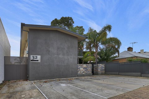 Former Dress Circle Nth Adelaide Apt With Aircon - Hotel WA 0