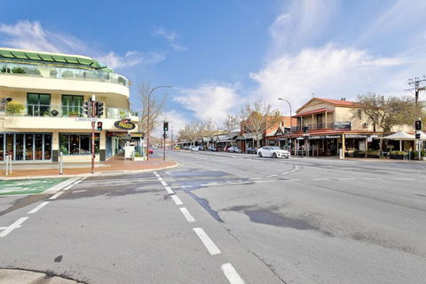 Former Dress Circle Nth Adelaide Apt With Aircon - Hotel WA 4