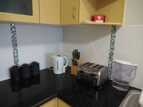 Queen Room With Airport Transfers Or Car Rental - Hotel WA 2