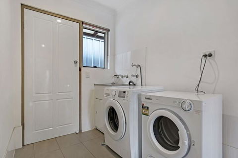 Adelaide Holiday Homes - Hotel WA 2