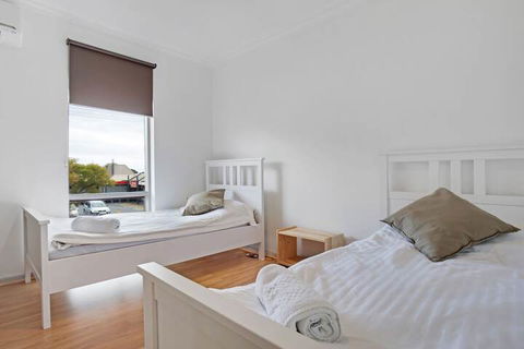 Adelaide Holiday Homes - Hotel WA 1