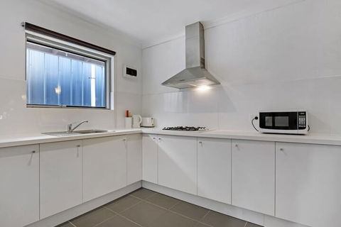Adelaide Holiday Homes - Hotel WA 5