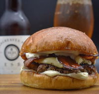 Monroe's Burgers  Beers - Hotel WA