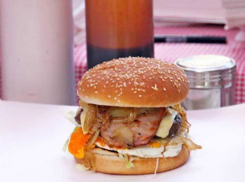 Paul's Famous Hamburgers - Hotel WA 1