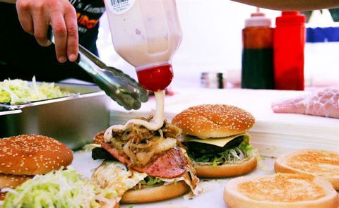 Paul's Famous Hamburgers - Hotel WA 3