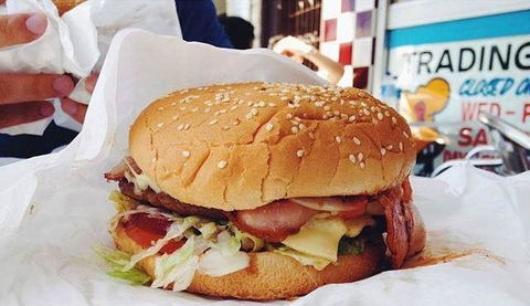 Paul's Famous Hamburgers - Hotel WA 4