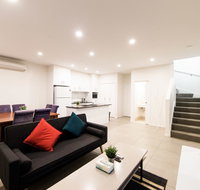 3BR Townhouse Double Garage walk to Lake Ginninderra - Hotel WA