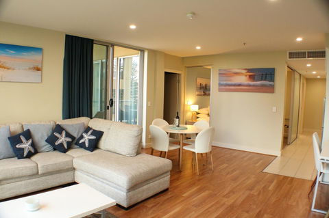 Beachside Luxury Apartments One & Two Bedroom In Beachfront Oaks Pier Building - Hotel WA 4