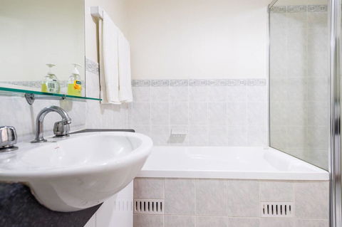 Executive 3 Bedroom Apartment + Internet + Parking - Hotel WA 18
