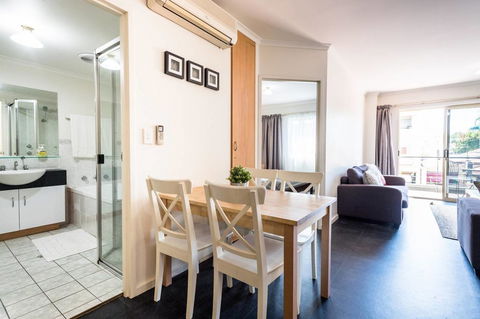 Executive 3 Bedroom Apartment + Internet + Parking - Hotel WA 38
