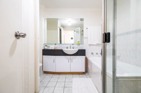 Executive 3 Bedroom Apartment + Internet + Parking - Hotel WA 25