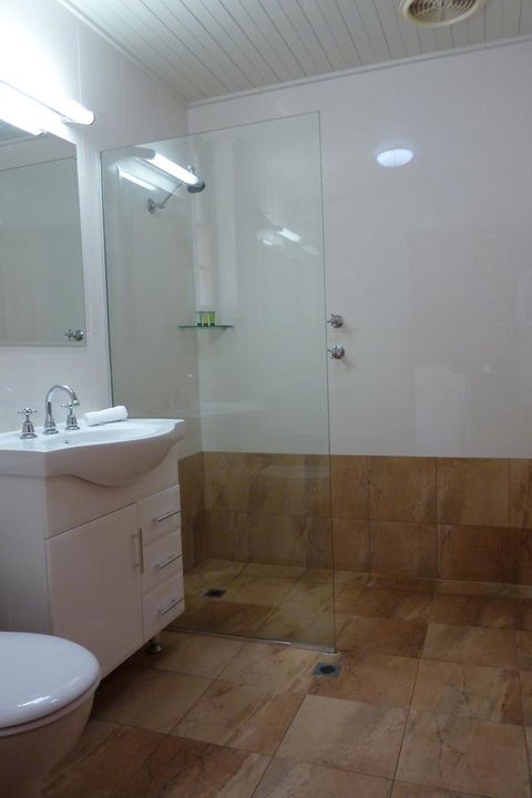 Coonawarra Place Motor Inn - Hotel WA 13