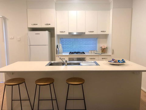 MODERN SPACIOUS 3 BR HOME - NEAR BEACH & AIRPORT - Hotel WA 9