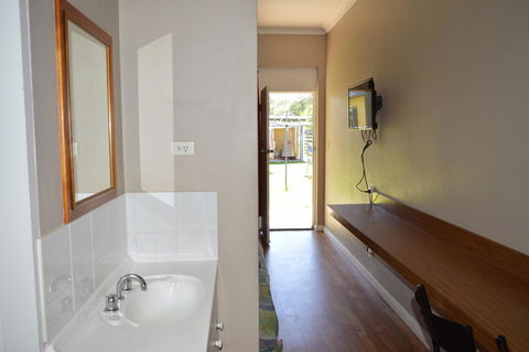 Brolga Hotel Motel - Coleambally - Hotel WA 3
