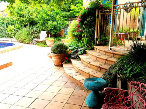 Colourful Creative Artist House Glen Waverley - Hotel WA 1