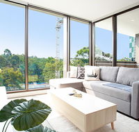 Designer Apartment with Balcony in Quiet Suburb - Hotel WA